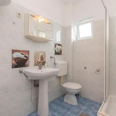 Awesome In W/ 1 Bedrooms *